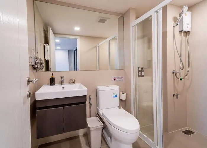 Bright Duplex Panoramic Views Rooftop Pool & Gym Apartment *