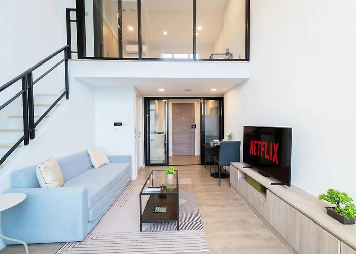 Bright Duplex Panoramic Views Rooftop Pool & Gym Apartment *