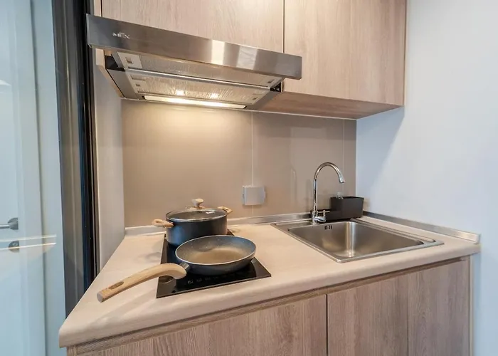 Bright Duplex Panoramic Views Rooftop Pool & Gym Apartment