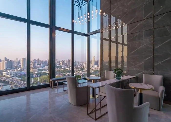 Bright Duplex Panoramic Views Rooftop Pool & Gym *