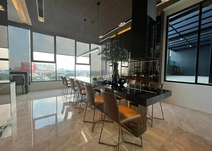 Bright Duplex Panoramic Views Rooftop Pool & Gym *