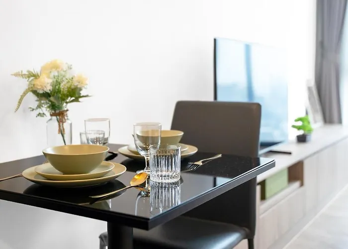 Bright Duplex Panoramic Views Rooftop Pool & Gym *