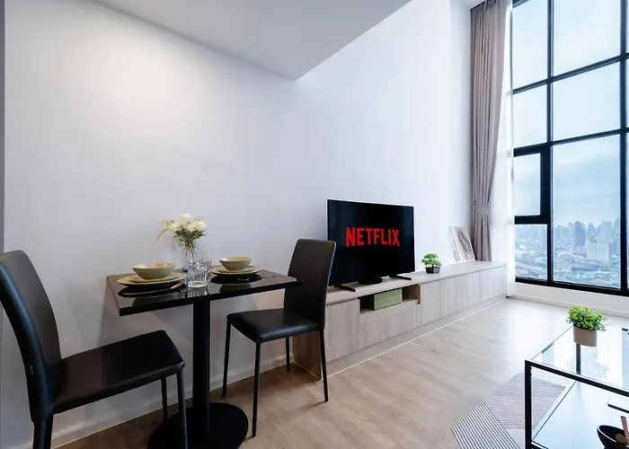 Bright Duplex Panoramic Views Rooftop Pool & Gym Apartment *
