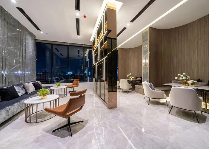 Bright Duplex Panoramic Views Rooftop Pool & Gym Apartment