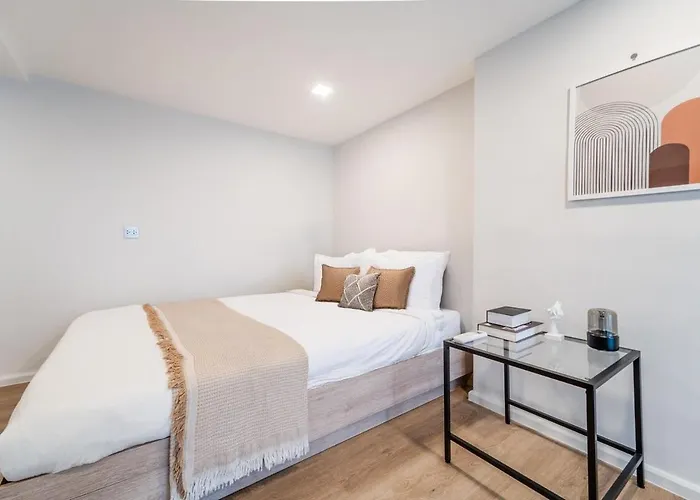 Bright Duplex Panoramic Views Rooftop Pool & Gym *