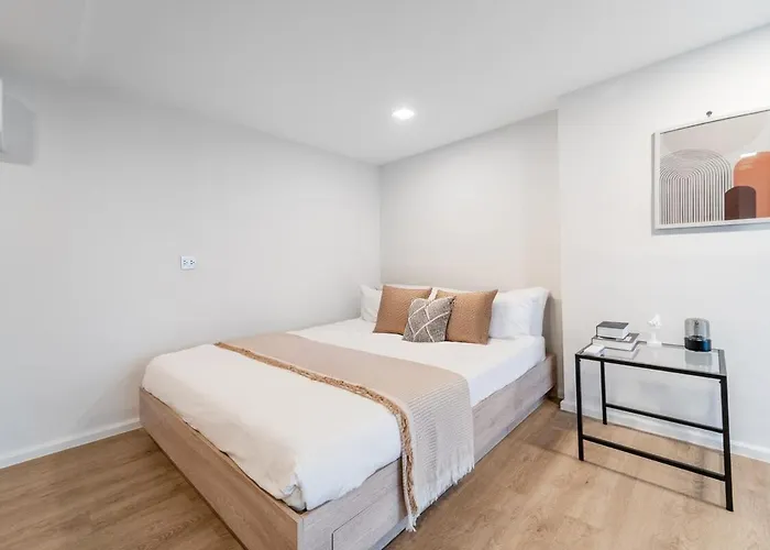 Bright Duplex Panoramic Views Rooftop Pool & Gym